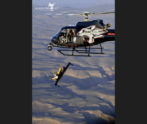 Premier vol de Jetman dans le Grand Canyon (USA)